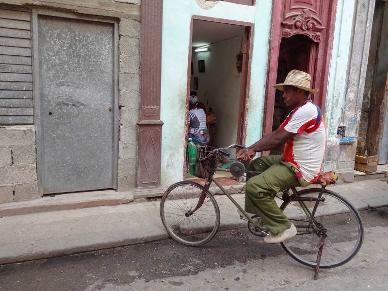 Ein Messerschleifer in den Strassen von La Habana