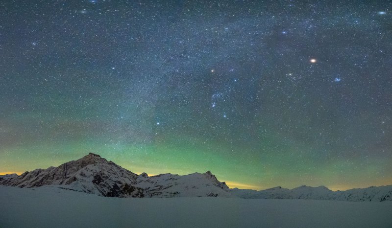 The winter milky way and some strong airglow over Piz Beverin